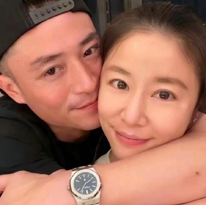 林心如霍建华在演唱会上亲吻 两人已结婚九周年